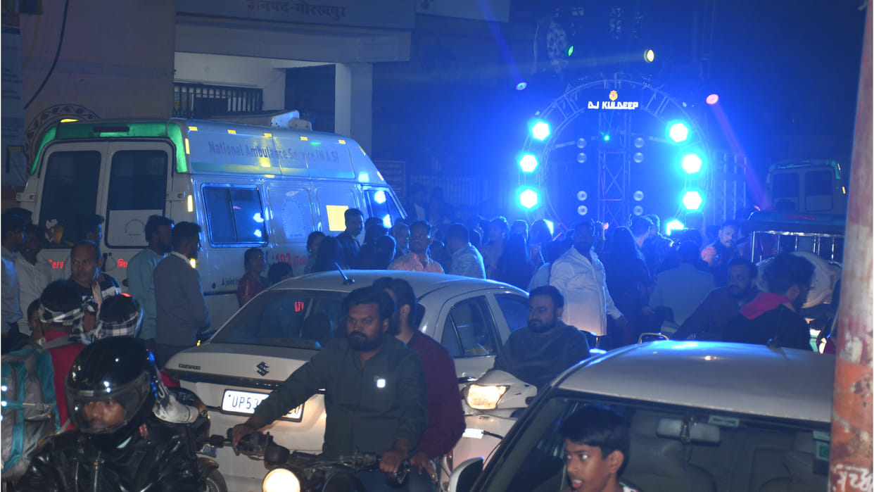 In Gorakhpur, wedding procession danced to tune of DJ, there was traffic jam at many places in the city.