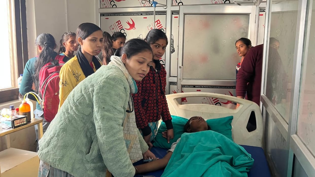Gopalganj News: mischievous bike rider hits girl student, her condition is critical; Bihar road accidents