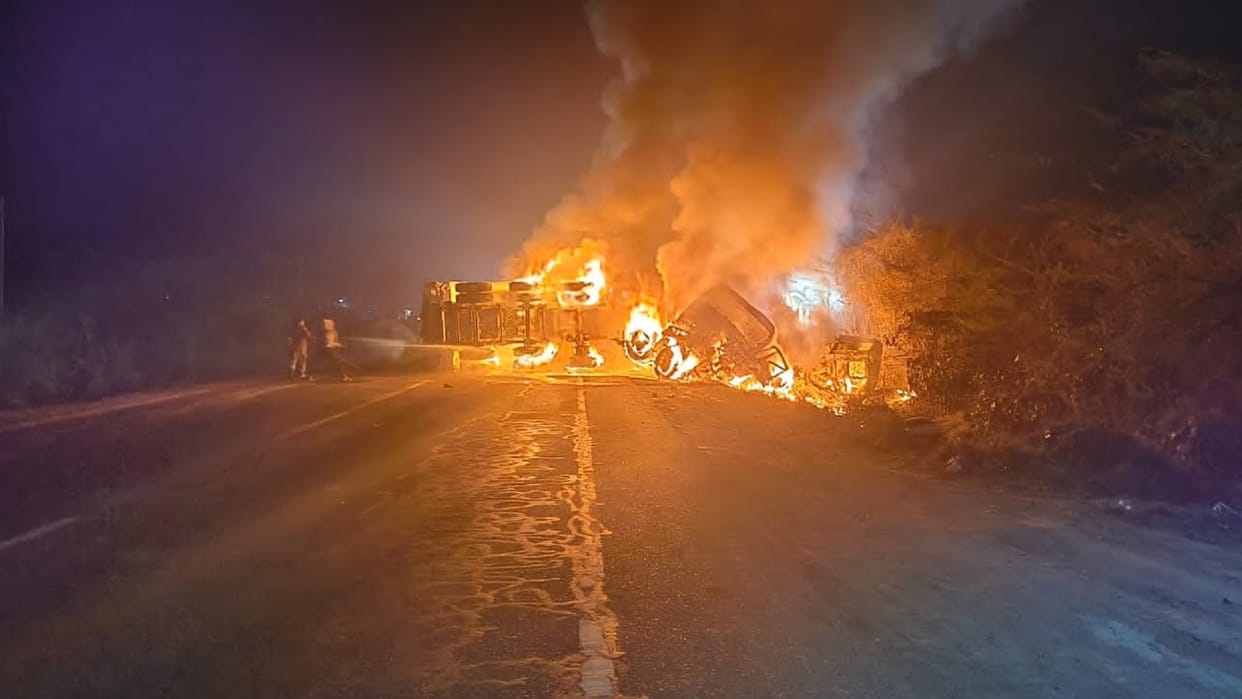 Two dumpers collided at a speed of 80 kmph in Hamirpur three burnt alive in fire