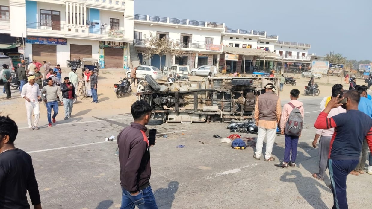 Major accident in Ghazipur two brothers died after Pickup crushed bike