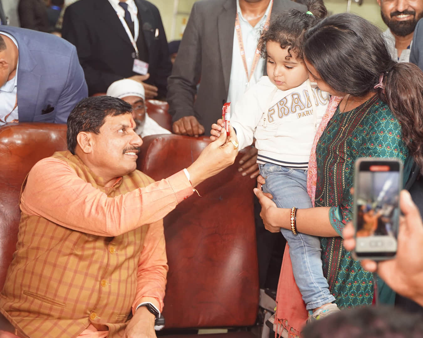 CM reached Bhopal in intercity from Narmadapuram, caressed children, talked to passengers