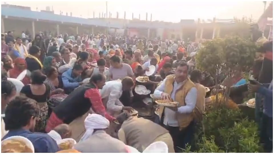 MP News Rasgulla Puri Vegetable Looted And Lalmohan Tub Captured Stampede Over Food In Mp Morena Viral Video