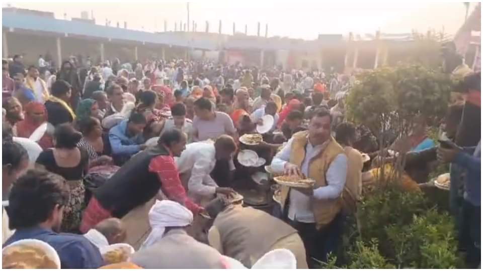 खाने पर टूट पड़े लोग।