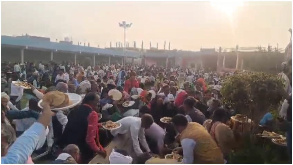 MP News Rasgulla Puri Vegetable Looted And Lalmohan Tub Captured Stampede Over Food In Mp Morena Viral Video