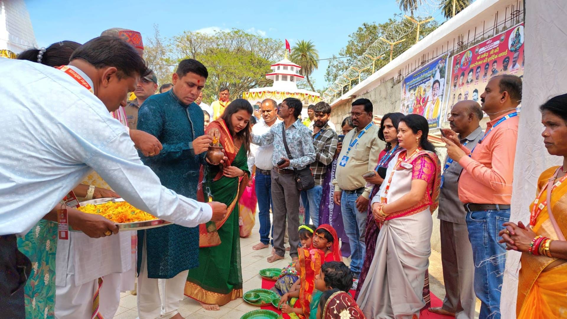 प्रसाद वितरित करते हुए