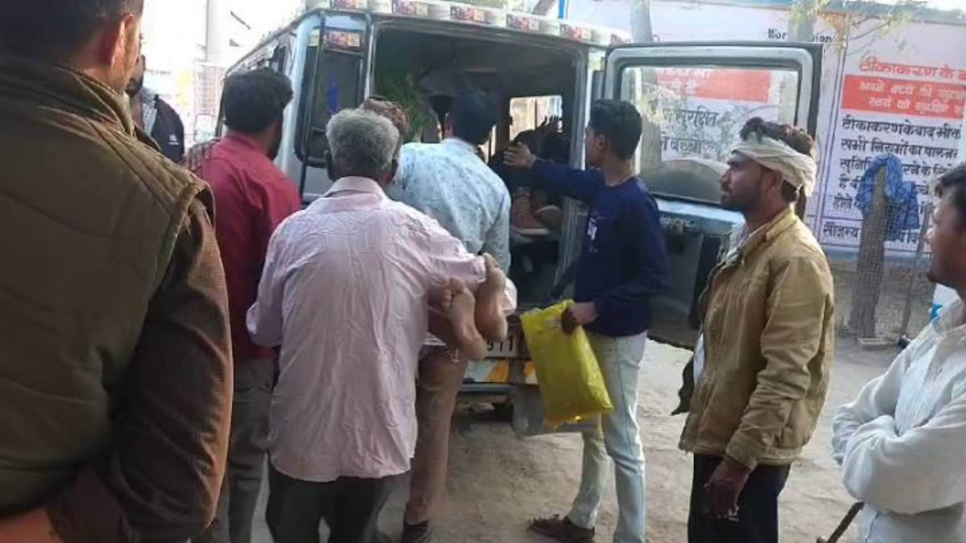 घायलों को ले जाते हुए