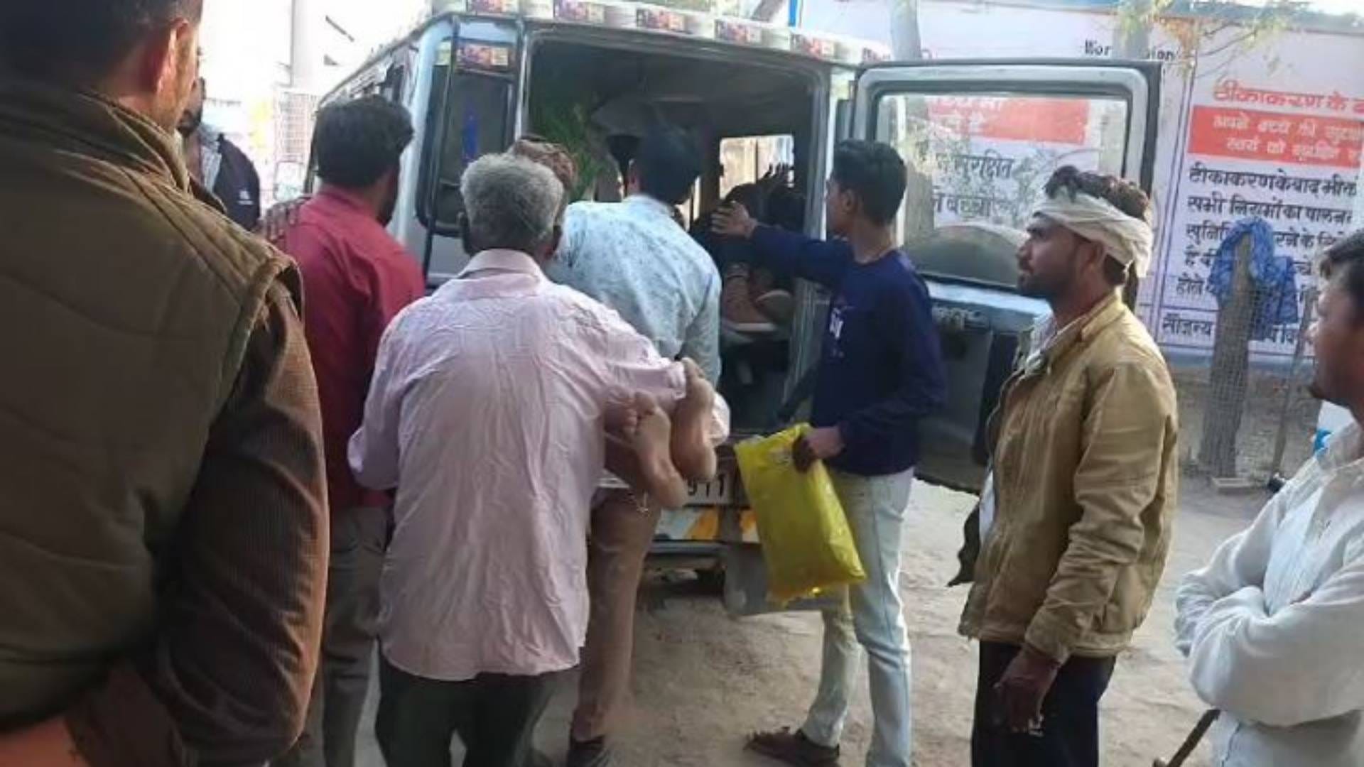 घायलों को ले जाते हुए