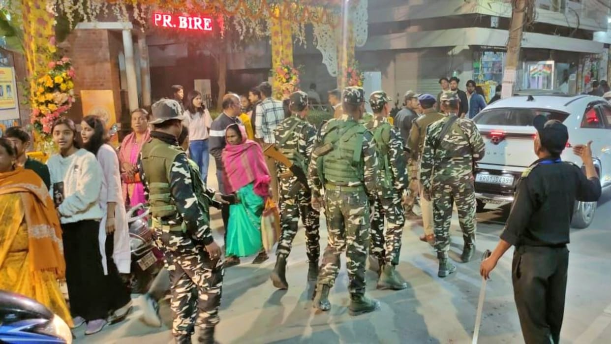 Muzaffarpur: 2 lovers fight over girlfriend kick and punch each other 3 injured in fight during Saraswati Puja