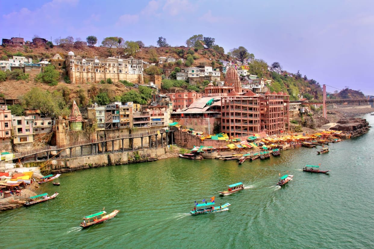 Indore: For 47 years, she travels 70 kilometers to Narmada every day to quench the thirst of Indore.
