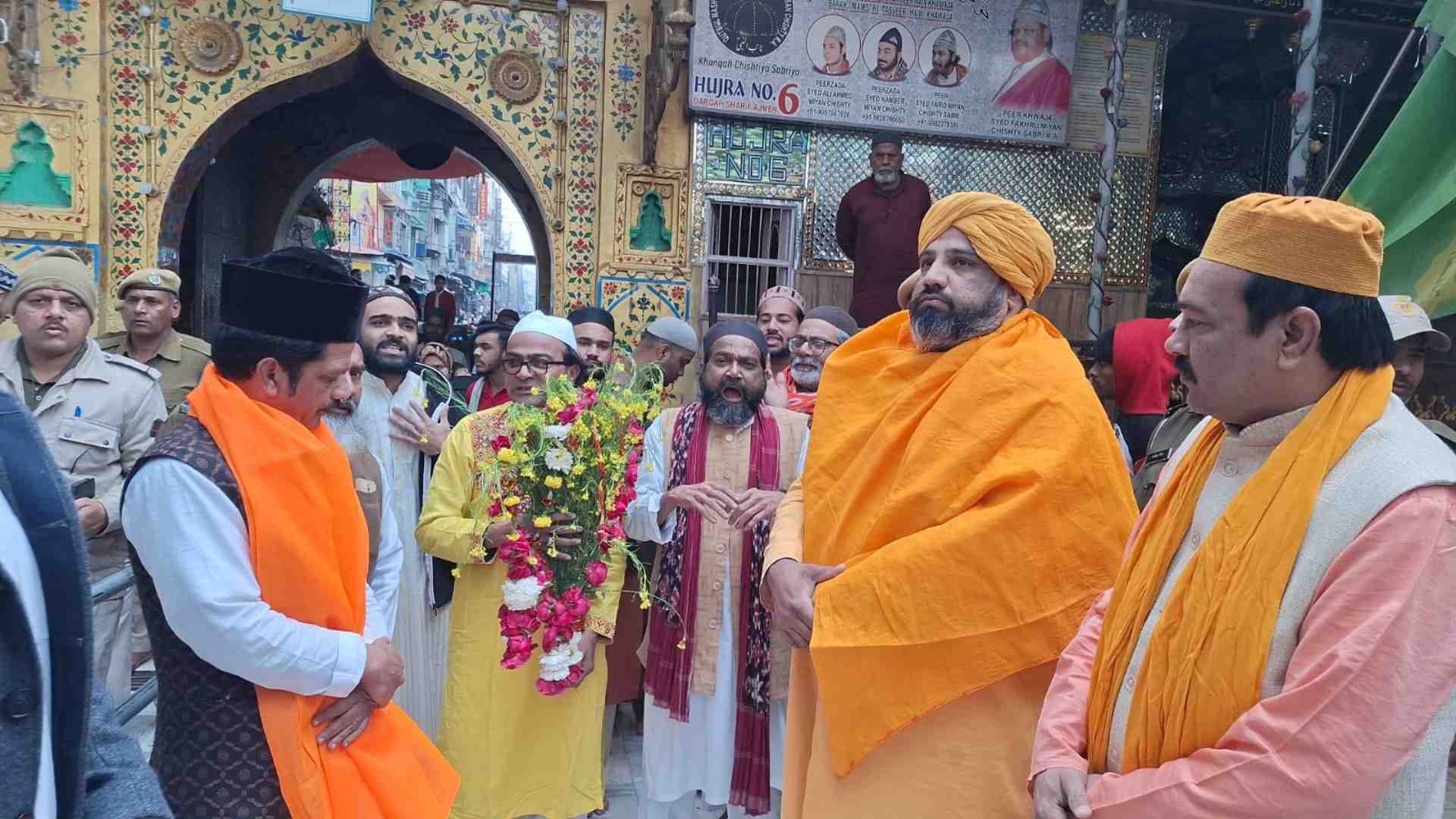 पीले फूलों का गुलदस्ता ख्वाजा साहब की मजार पर पेश किया गया।