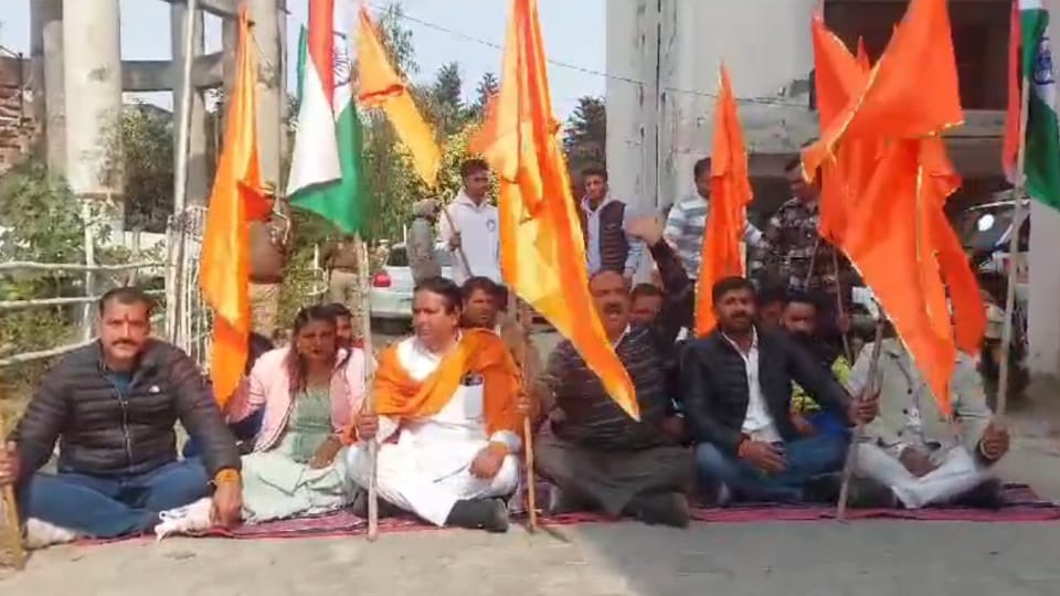 condition of Improvement Trust's MIG flats is bad, Shiv Sena leader climbed on water tank in pathankot