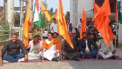 Pathankot: इंप्रूवमेंट ट्रस्ट के एमआईजी फ्लैट्स की हालत खस्ता, विरोध में शिवसेना नेता पानी की टंकी पर चढ़ा condition of Improvement Trust's MIG flats is bad, Shiv Sena leader climbed on water tank in pathankot