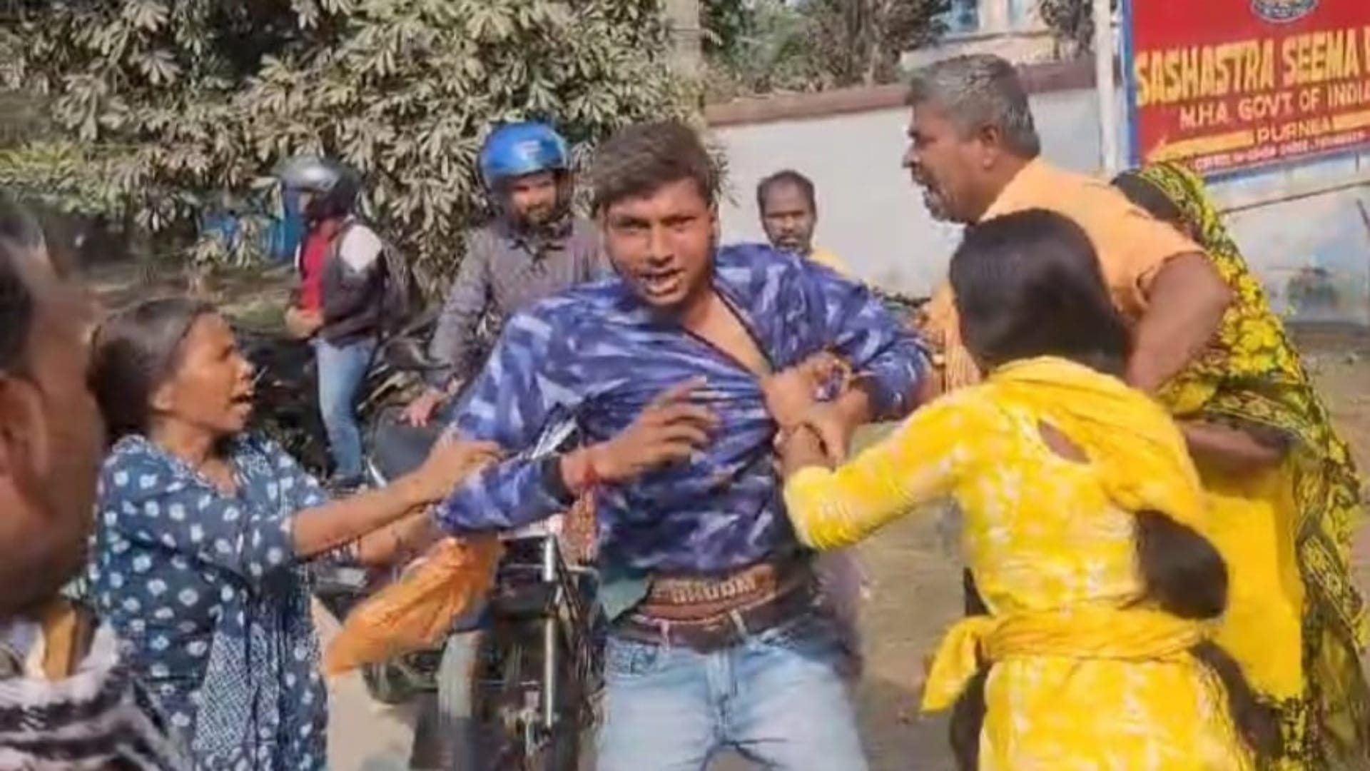 पति से मारपीट करते पत्नी और उसके परिवार वाले