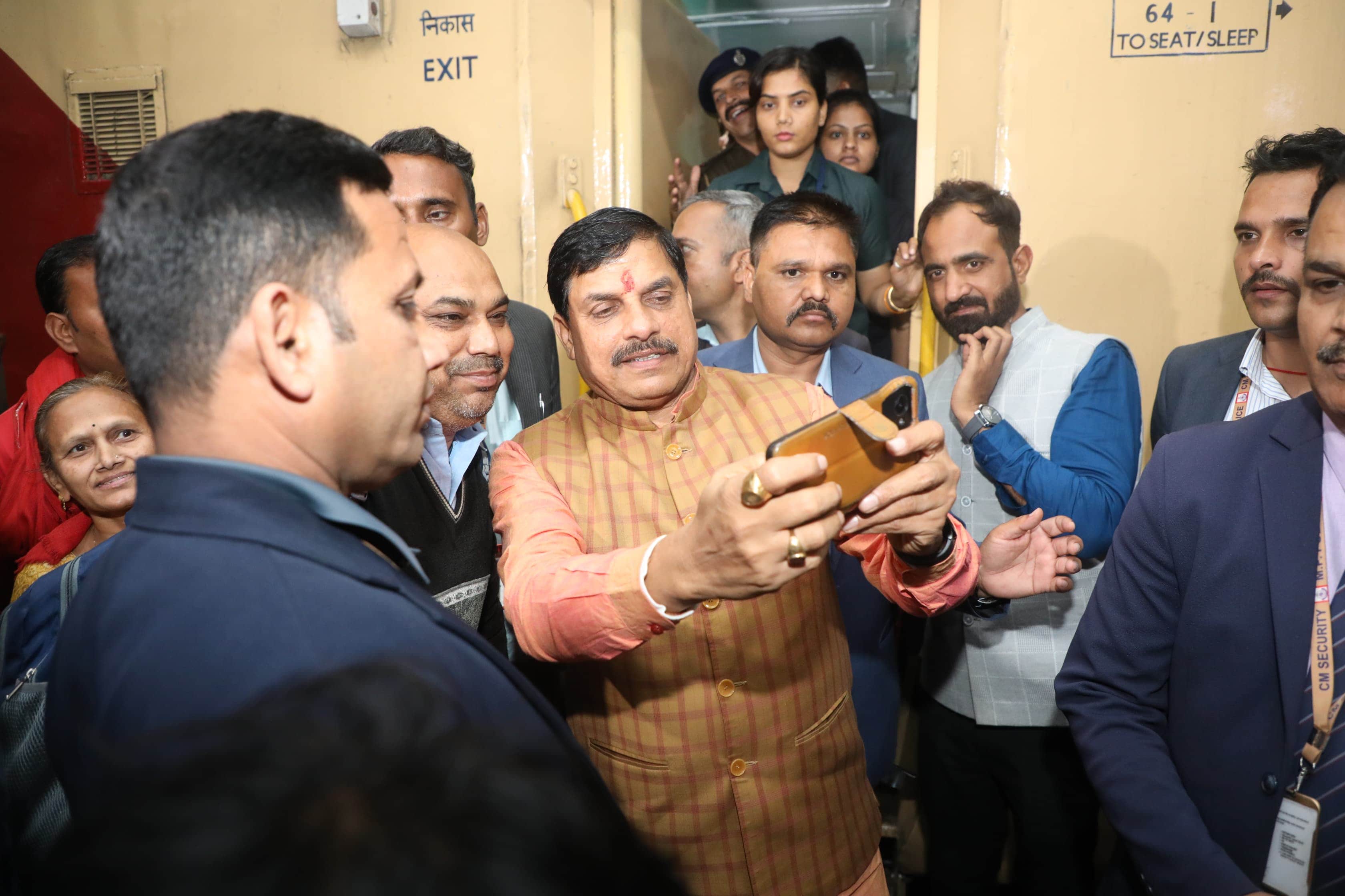 CM reached Bhopal in intercity from Narmadapuram, caressed children, talked to passengers
