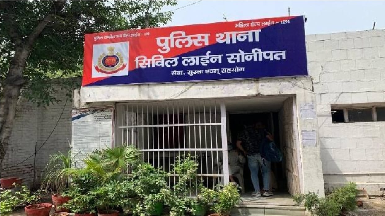 girl entered the office of the District Food and Supply Controller and vandalised and assaulted him in Sonipat
