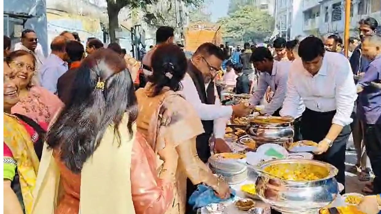 Devotees who came to visit Kashi from Maha Kumbh tasted Banarasi cuisine in the bhandaar