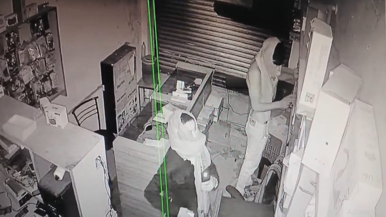 masked men broke the lock of the shop and stole mobiles worth thousands of rupees, the incident was captured o