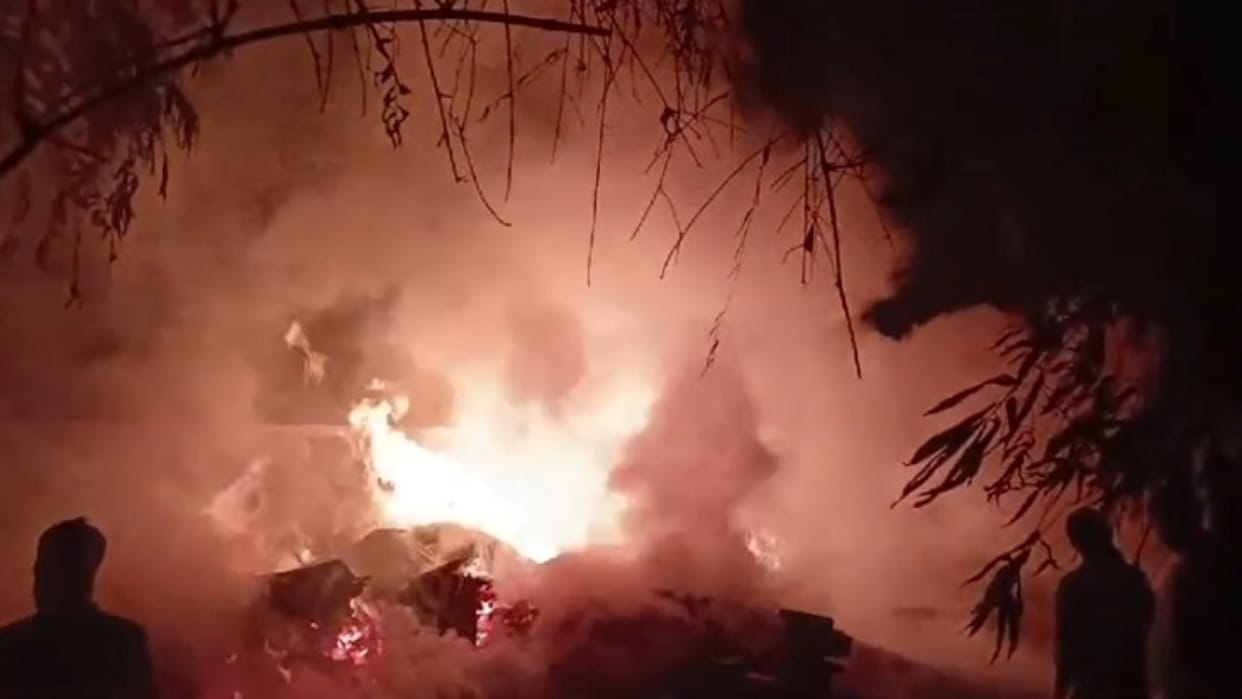 Vaishali News: Wood saw mill burnt to ashes due to massive fire, loss of lakhs; Administration engaged in inve