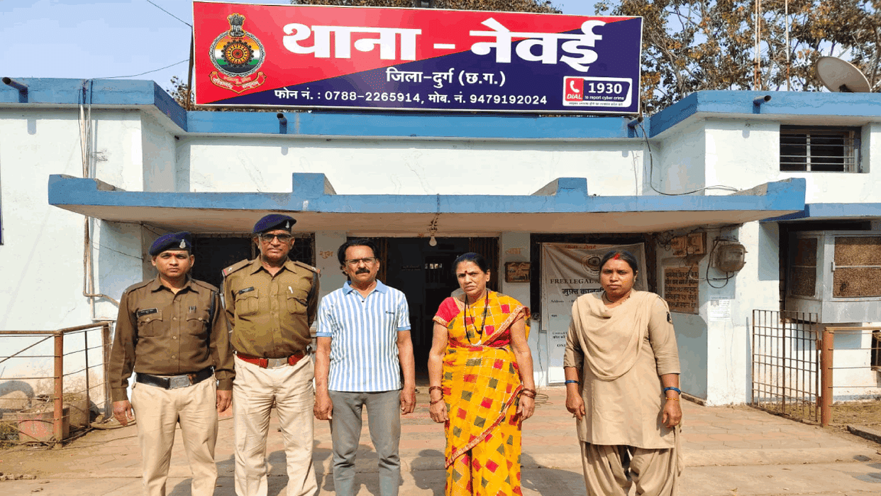 Husband and wife arrested for duping more than five lakh rupees