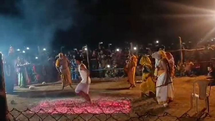 CG: बीजापुर में मां भद्रकाली के दर्शन के लिए उमड़ी भीड़, अग्निकुंड में दहकते अंगारों पर नंगे पांव चले श्रद्धालु