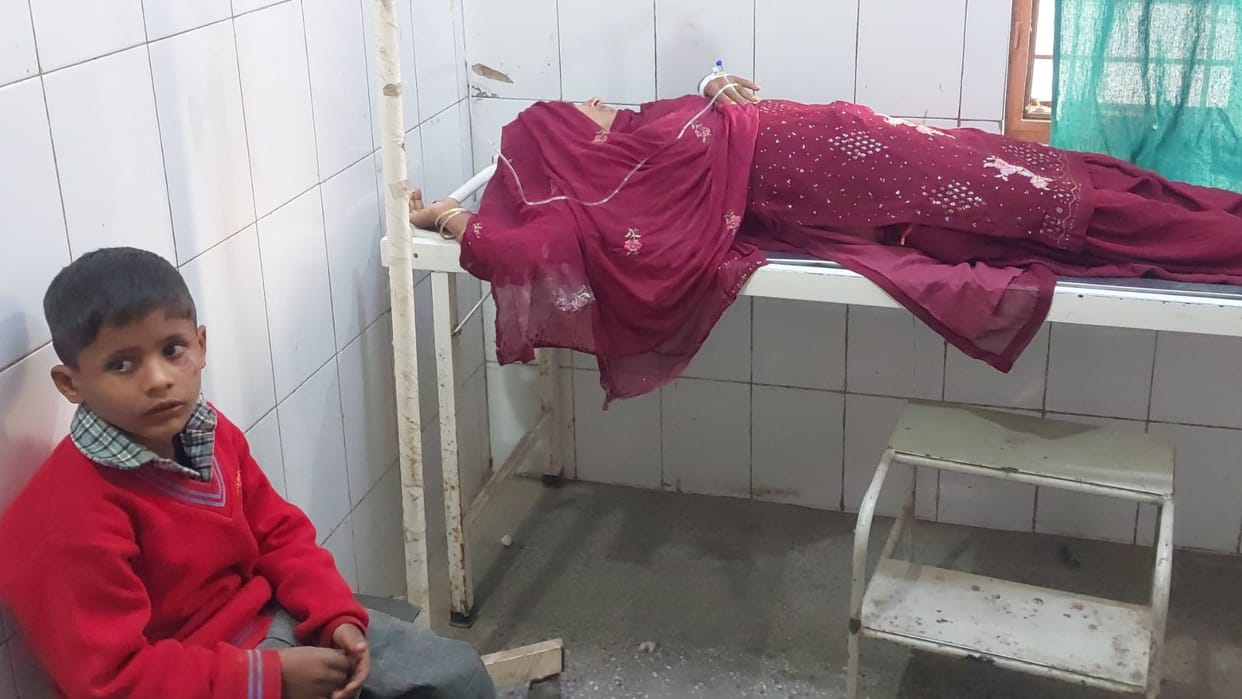 husband attack his wife by knife in Mau