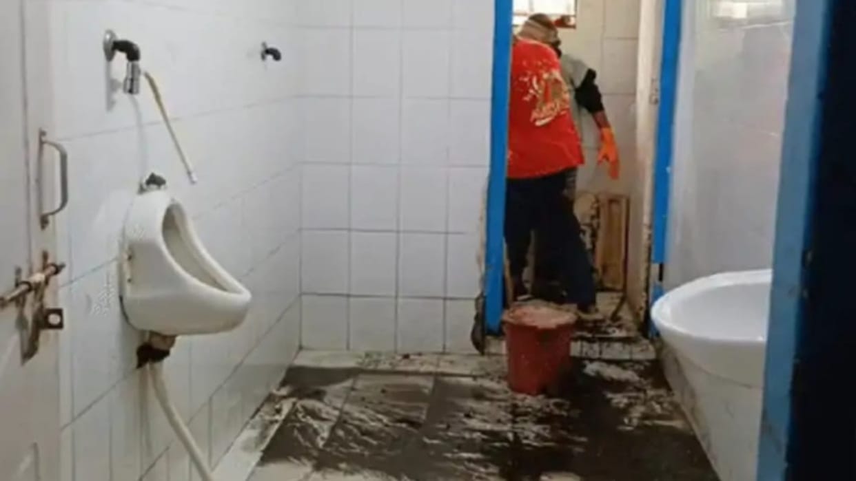 Bihar News: Body of a newborn girl found in toilet of Jamui Sadar Hospital, head separated from body