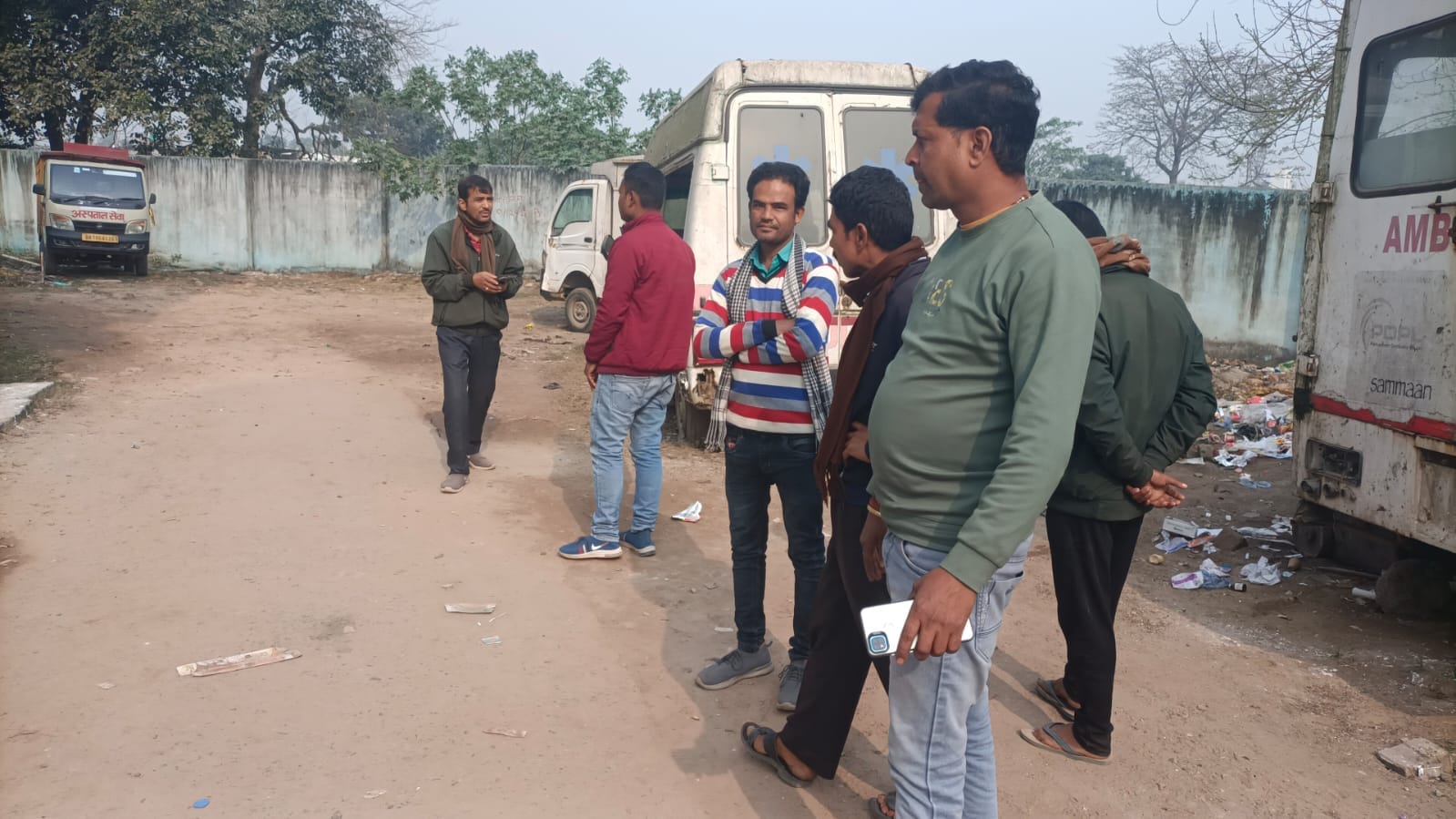 शवों का पोस्टमार्टम कराने आए परिजन।