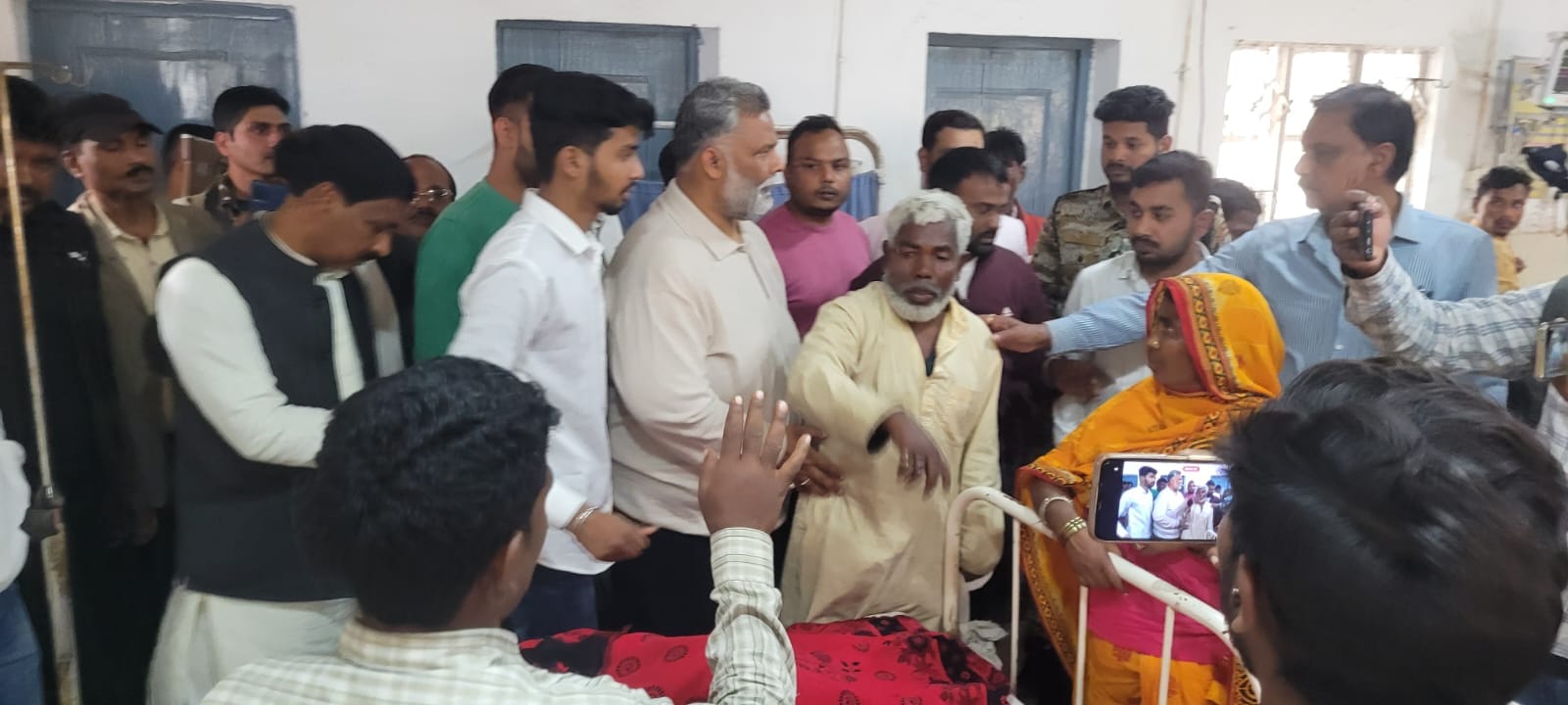 मृतक और घायलों के परिजनों से मिलने पहुंचे सांसद पप्पू यादव।