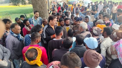घटना के बाद लगी भीड़।