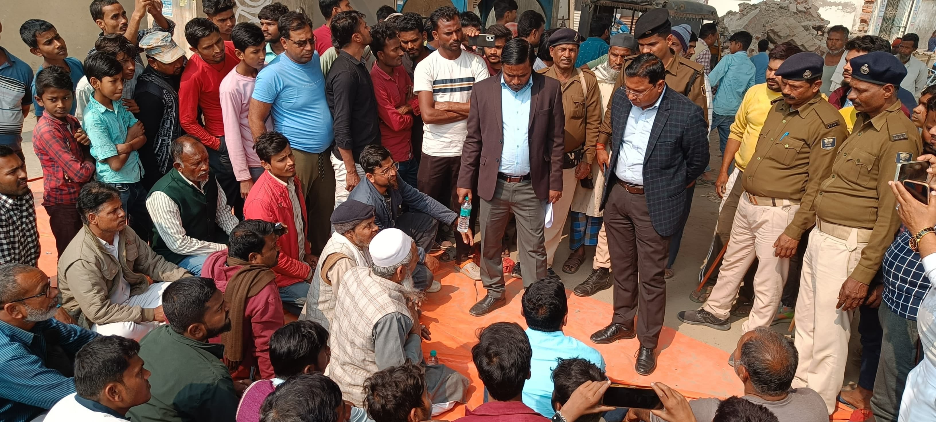 घटना के बाद लगी भीड़।