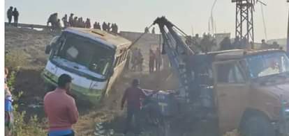 बस पुलिया के नीचे गिरी