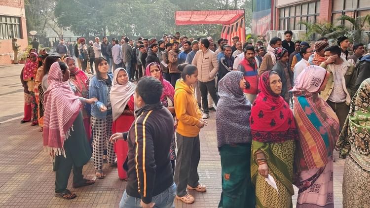 Delhi Election Voting Live: मतदान को लेकर दिल्लीवासियों में दिख रहा जबरदस्त उत्साह, बूथों के बाहर लंबी कतारें