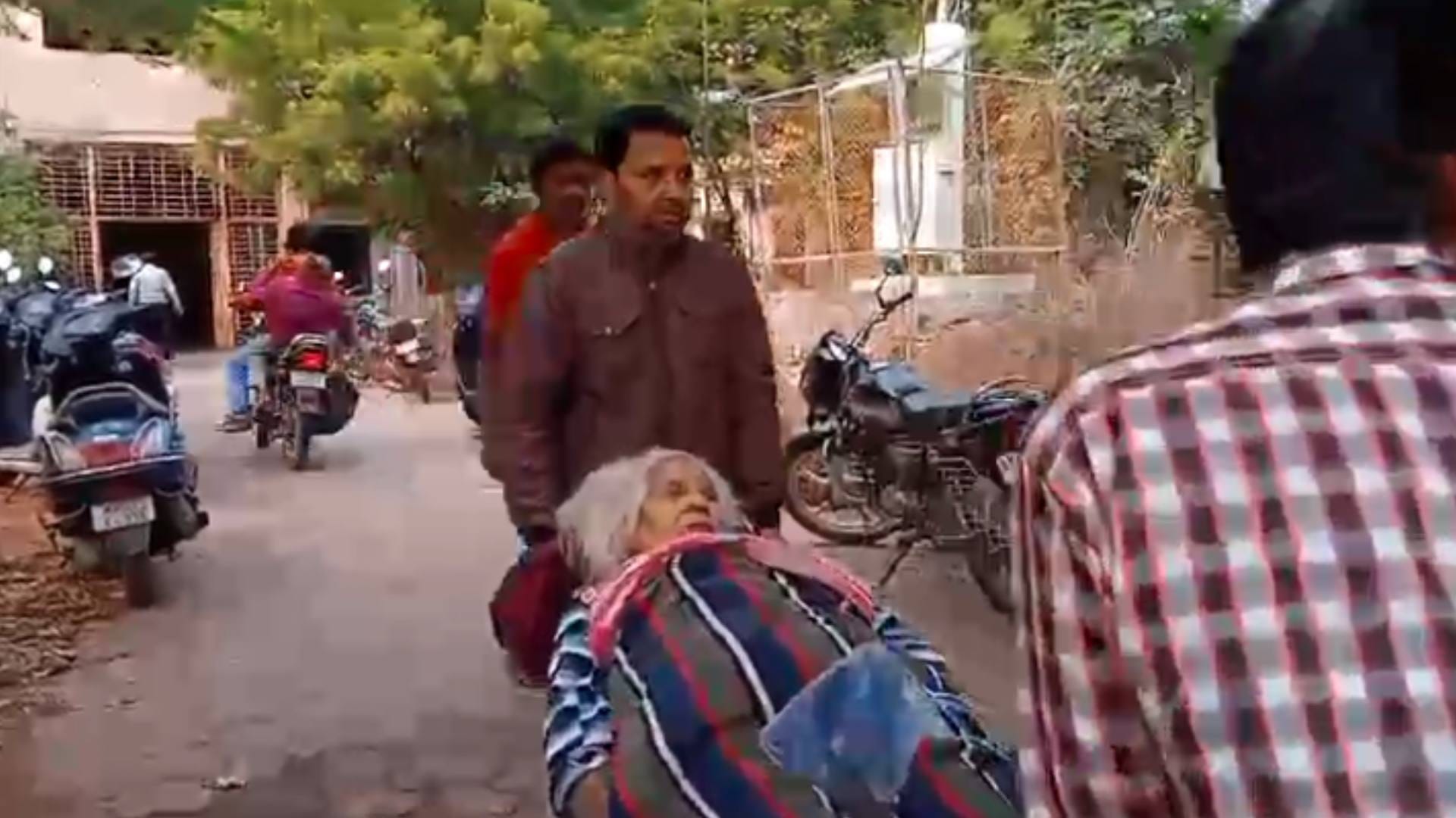 Gwalior: An elderly woman suffering from cancer reached the collector on a stretcher