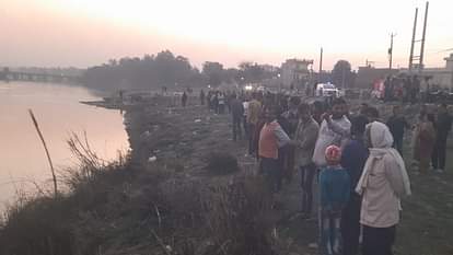 यमुना नहर में डूबा व्यक्ति: मूर्ति विसर्जन करते फिसला पैर, ढूंढने में जुटे गोताखोर, दो बच्चों का पिता था सतीश Man drowns in canal while immersing idol in Yamunanagar