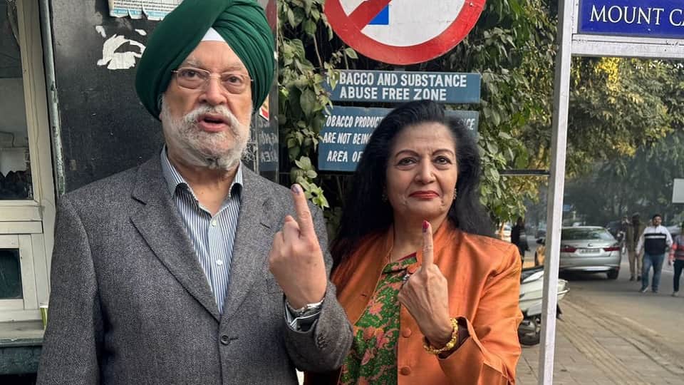 Delhi Election 2025 Many leaders including CM Atishi, Rahul Gandhi, Bansuri Swaraj cast their votes