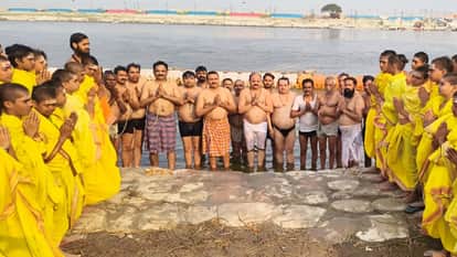 हादसे में जान गंवाने वाले श्रद्धालुओं को श्रद्धांजलि देते कांग्रेस सेवादल के लोग।