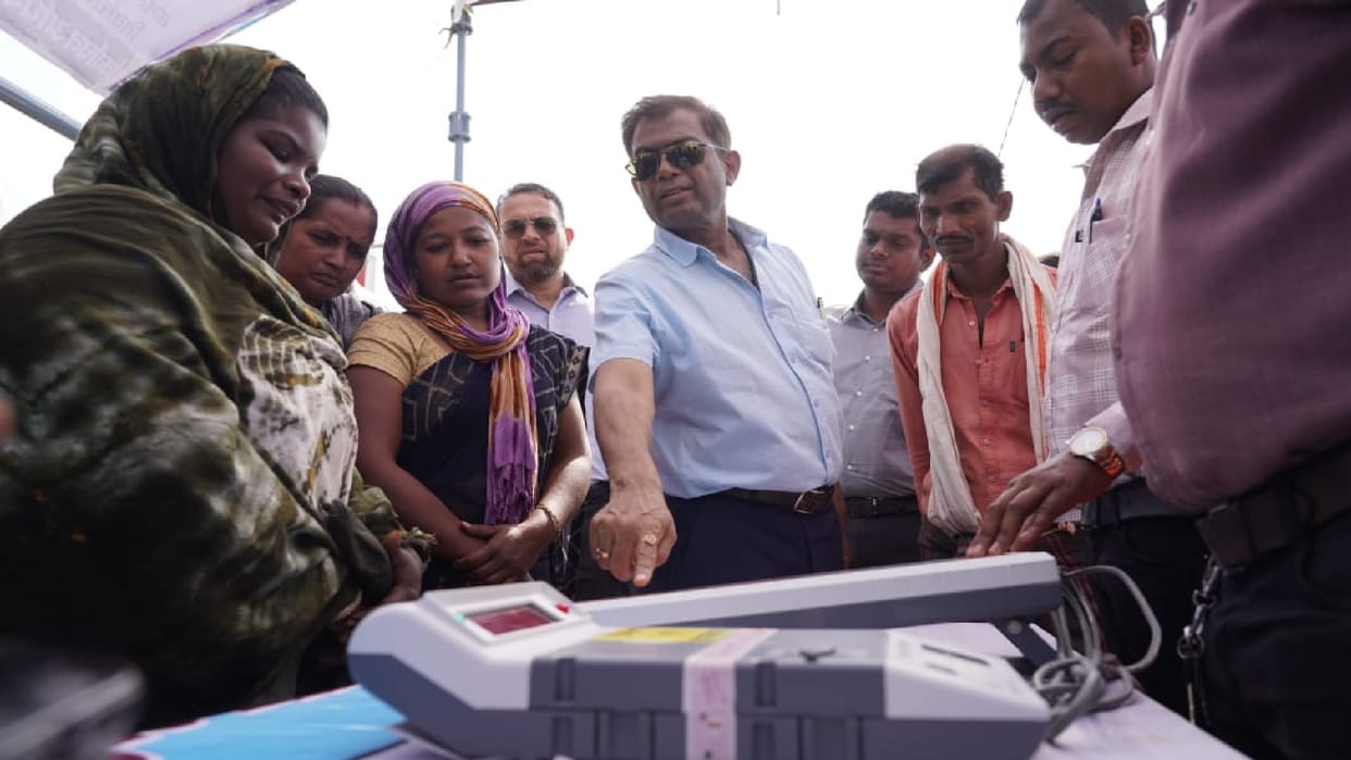 State Election Commissioner observed the live demo of EVM machine, inspects strong room in chhattisgarh