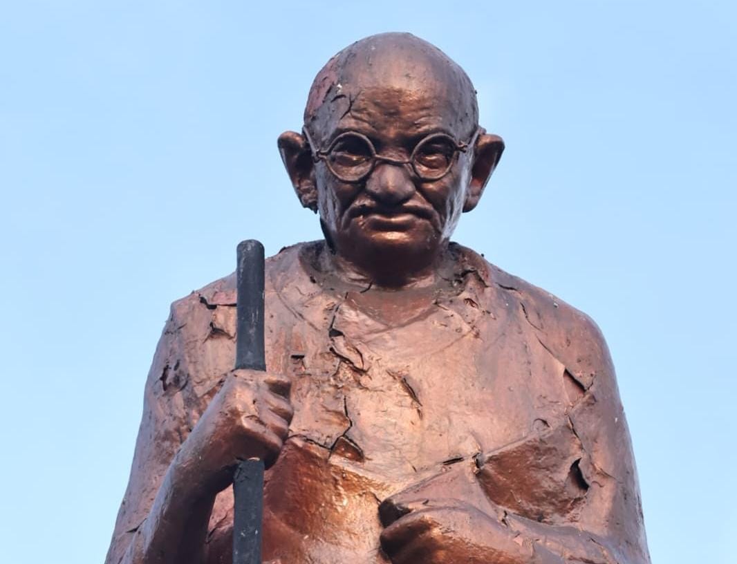 Indore: Cracks in Gandhi statue in Indore, now preparations to replace it, new statue will remind of cleanline