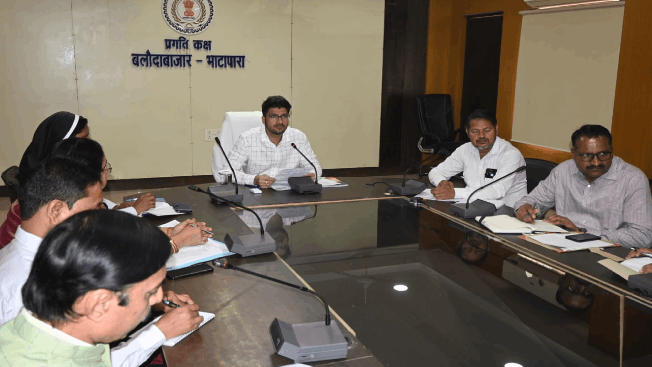 कलेक्टर की ऑब्जर्वर और केंद्राध्यक्ष संग बैठक