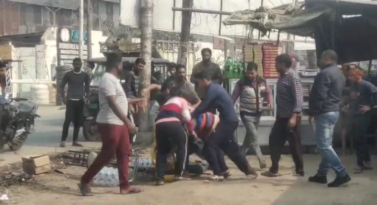 Bullies beat up auto driver in public dispute was over buying samosas police busy investigating
