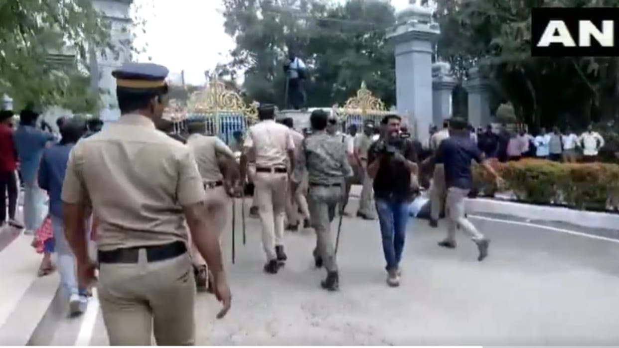Kerala University Protest: SFI protests in front of University, 14 protesters detained