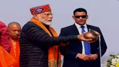 Mahakumbh: PM Modi took a dip in Sangam, worshiped Mother Ganga, see photos