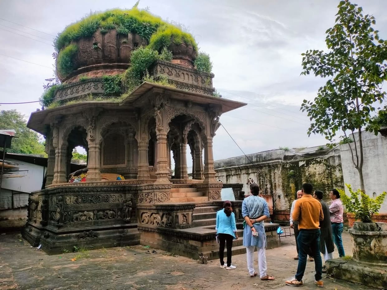 Indore: The family of two hundred and fifty year old Goddess Ahilya will decorate her daughter's umbrella.