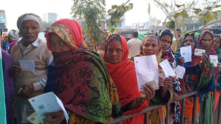 Milkipur Bypoll 2025 Live: कड़ी सुरक्षा में मतदान जारी, सपा ने कई बूथों पर लगाया ईवीएम खराब होने आरोप