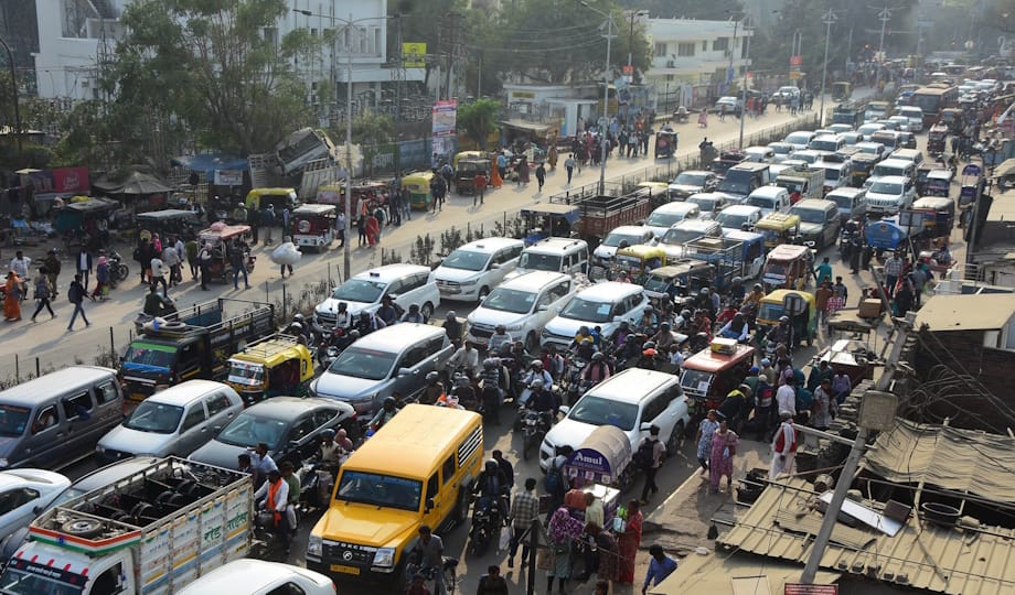 Two and a half kilometer journey in four hours, vehicles kept crawling for 12 hours, traffic system collapsed