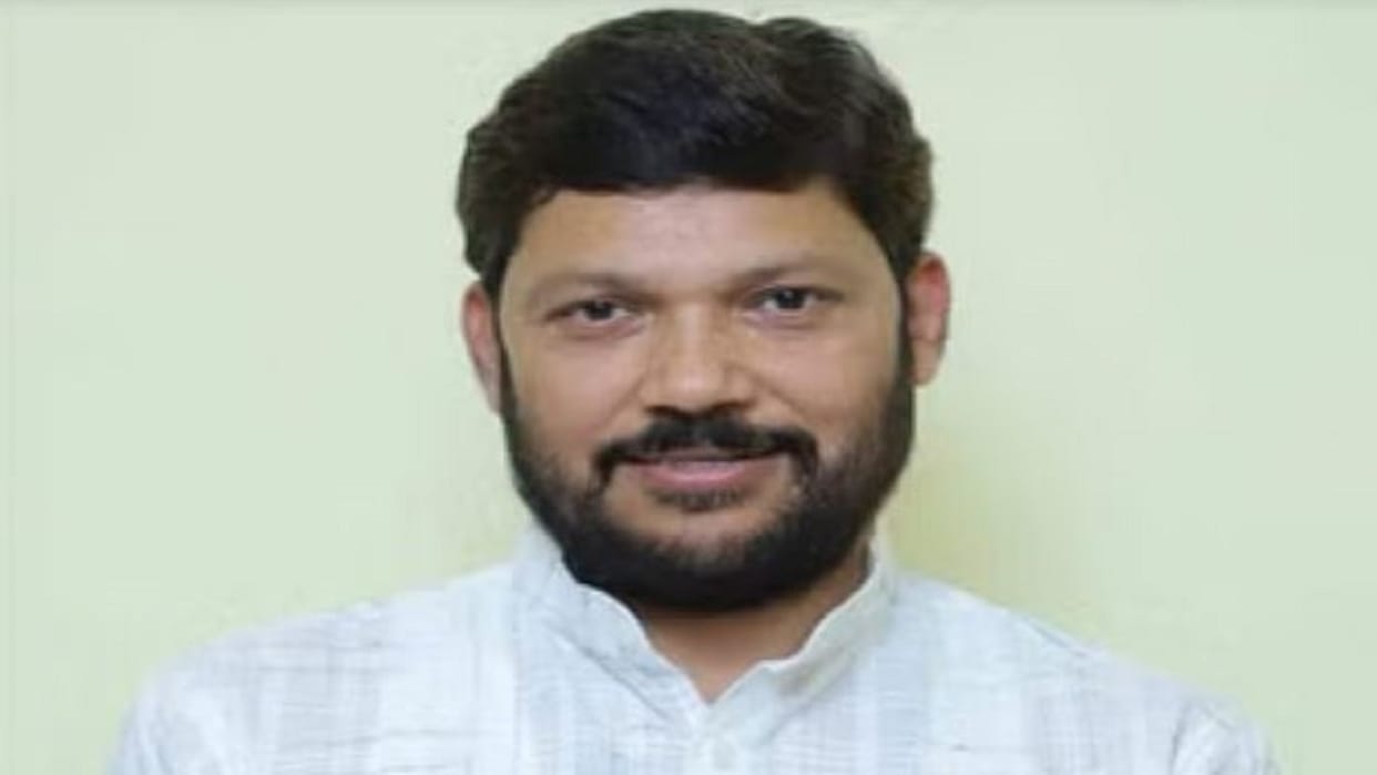 SP MP Neeraj Maurya Demands for the stoppage of nine trains at Aonla station in Bareilly