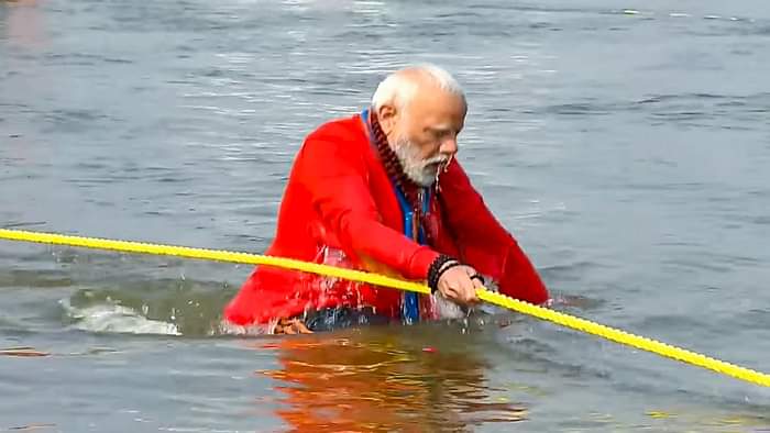 Mahakumbh: PM Modi took a dip in Sangam, worshiped Mother Ganga, see photos