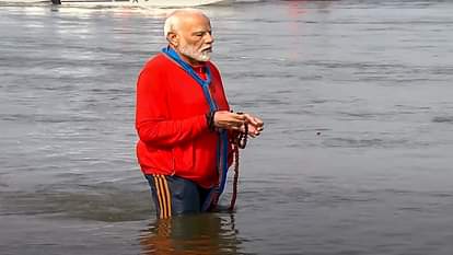 Mahakumbh: PM Modi took a dip in Sangam, worshiped Mother Ganga, see photos