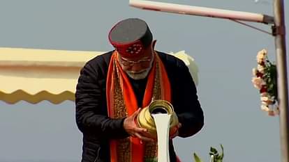 Mahakumbh: PM Modi took a dip in Sangam, worshiped Mother Ganga, see photos