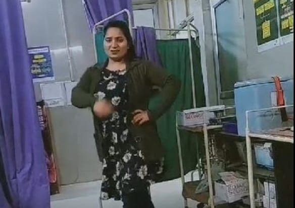 ANM made a reel with her daughter in the delivery center in Agra
